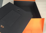 กล่องกระดาษแข็งรูปใบไม้สีส้มพิมพ์บนฝาผนังสีดำ ผู้ผลิต