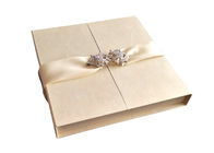 การ์ดแต่งงานของชำร่วยกล่องของขวัญ 2 ด้านเปิดการออกแบบที่กำหนดเองด้วยริบบิ้น ผู้ผลิต