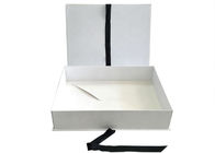กล่องของขวัญริบบิ้นปิดพับแม่เหล็กสีขาวแบนขนส่งง่ายสำหรับบรรจุภัณฑ์ชุด ผู้ผลิต